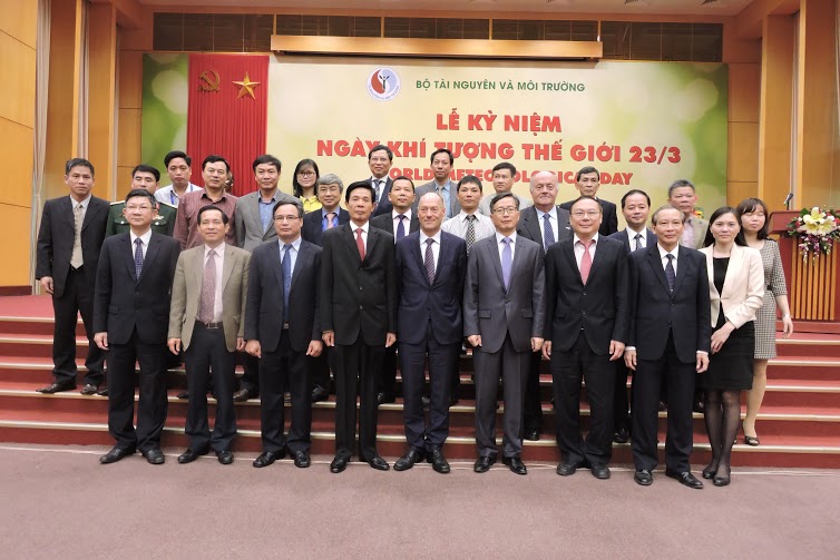 "Đối[-]mặt[-]với[-]tương[-]lai:[-]Nóng[-]hơn,[-]khô[-]hơn,[-]mưa[-]lũ[-]nhiều[-]hơn"